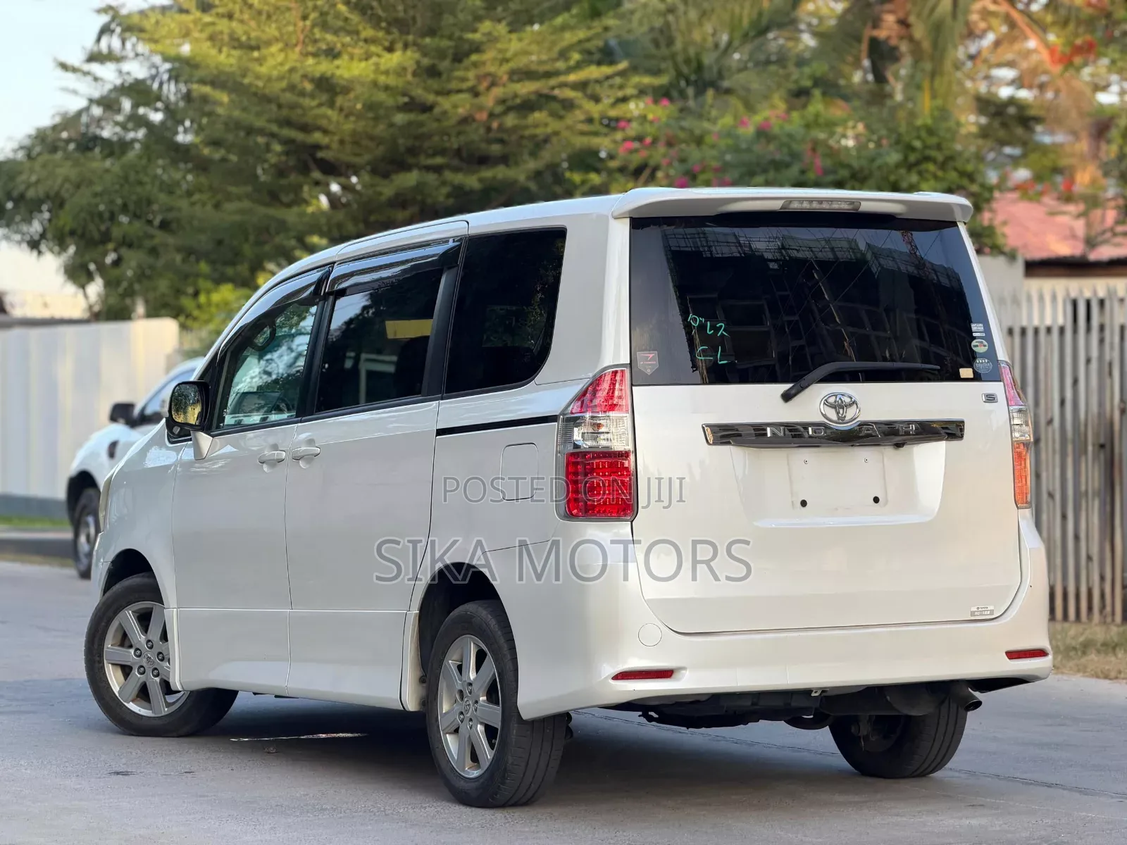 Toyota Noah 2.0 143hp AWD (7 Seater) 2008 White