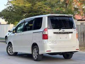 Toyota Noah 2.0 143hp AWD (7 Seater) 2008 White