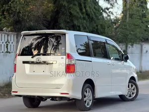 Toyota Noah 2.0 143hp AWD (7 Seater) 2008 White