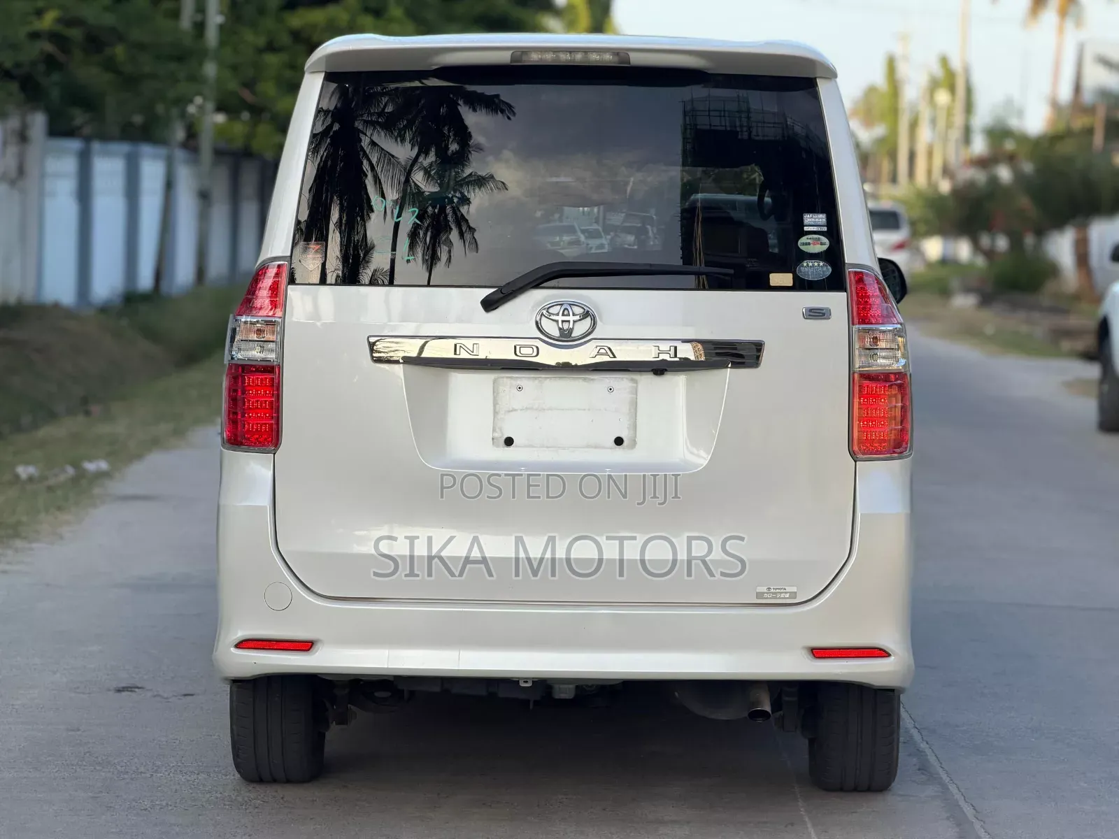 Toyota Noah 2.0 143hp AWD (7 Seater) 2008 White