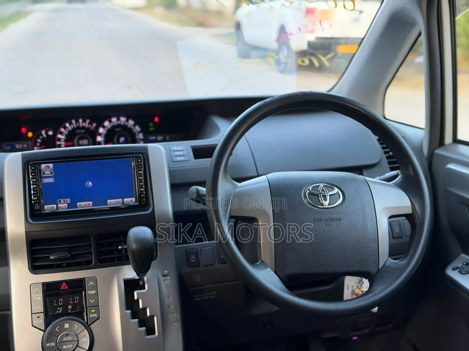 Toyota Noah 2.0 143hp AWD (7 Seater) 2008 White