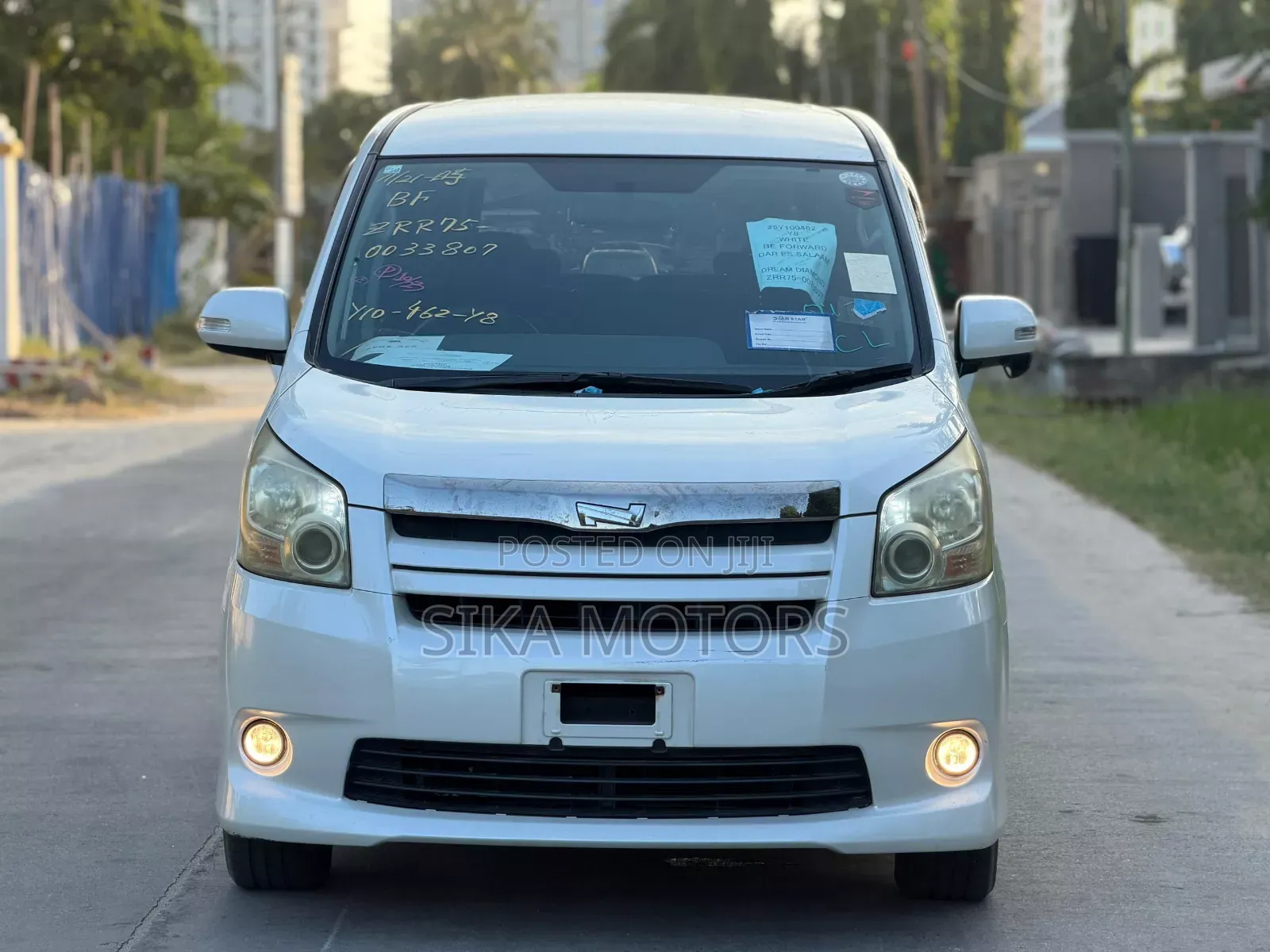 Toyota Noah 2.0 143hp AWD (7 Seater) 2008 White