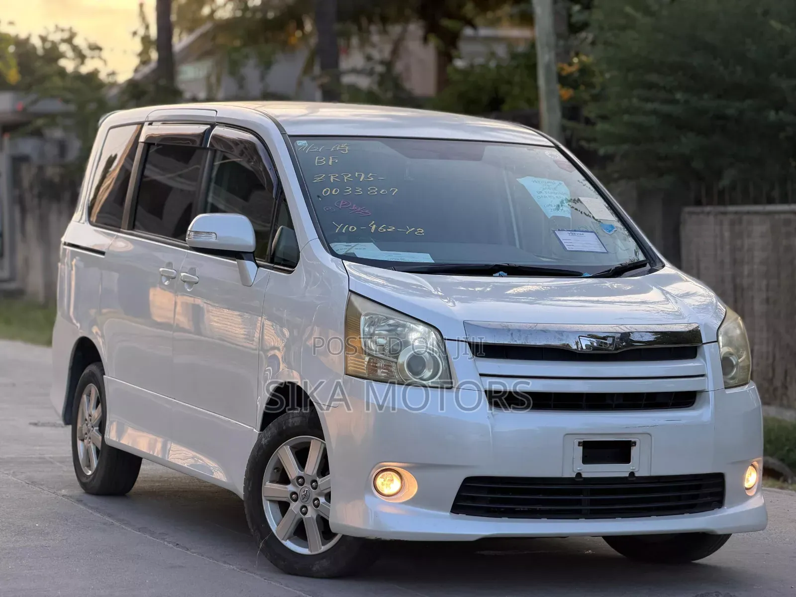 Toyota Noah 2.0 143hp AWD (7 Seater) 2008 White