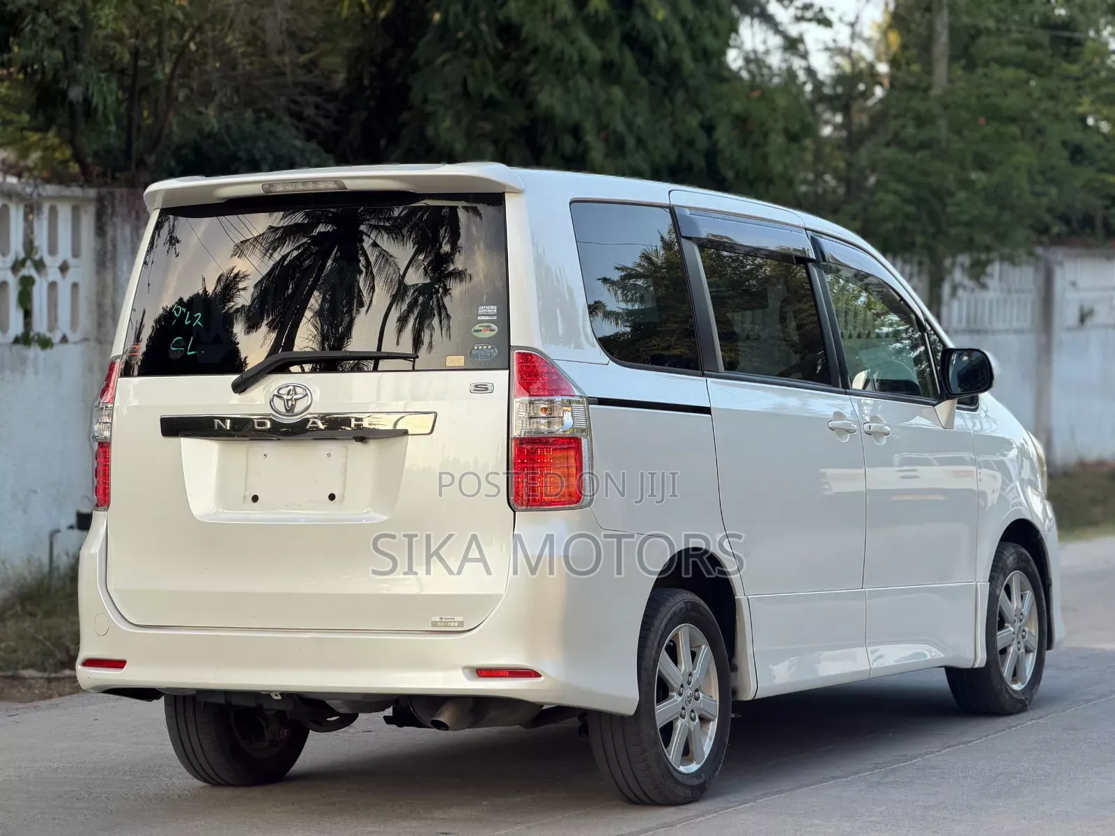 Toyota Noah 2.0 143hp AWD (7 Seater) 2008 White