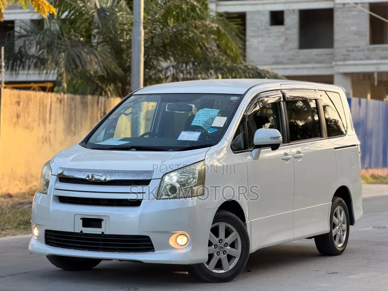 Toyota Noah 2.0 143hp AWD (7 Seater) 2008 White