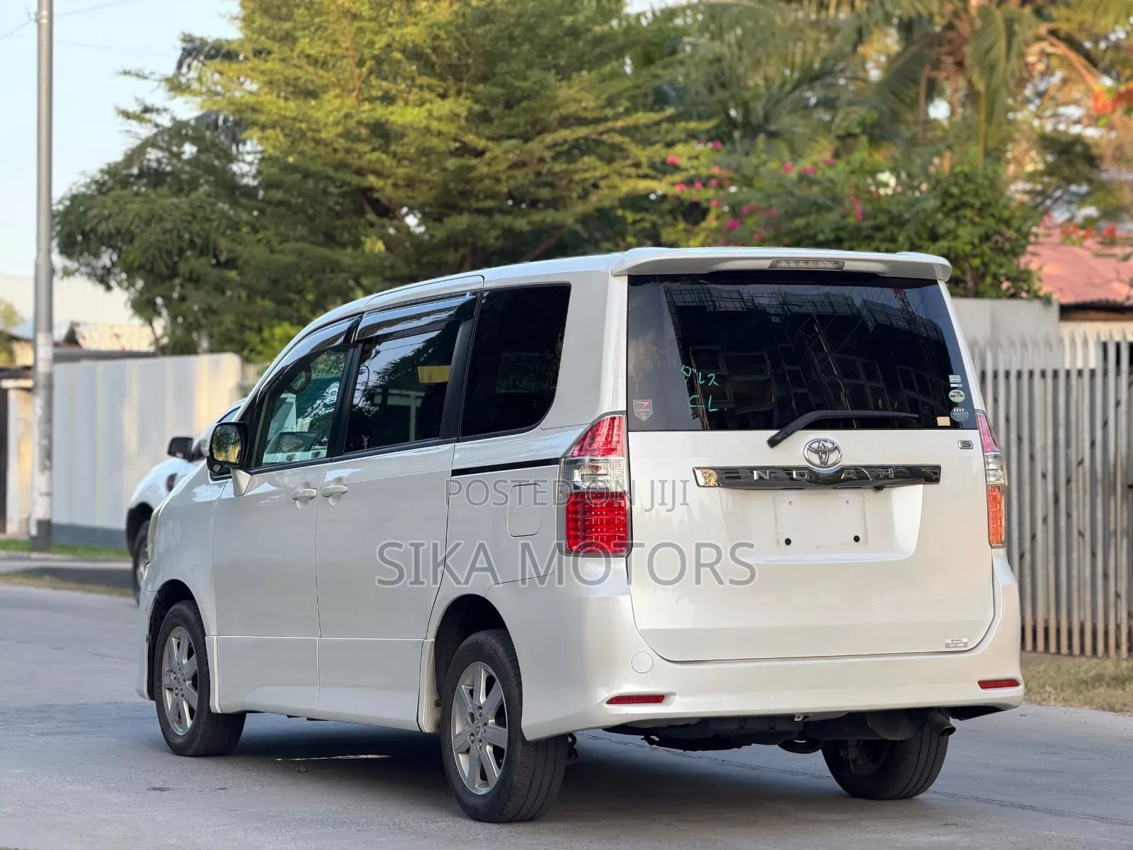 Toyota Noah 2.0 143hp AWD (7 Seater) 2008 White