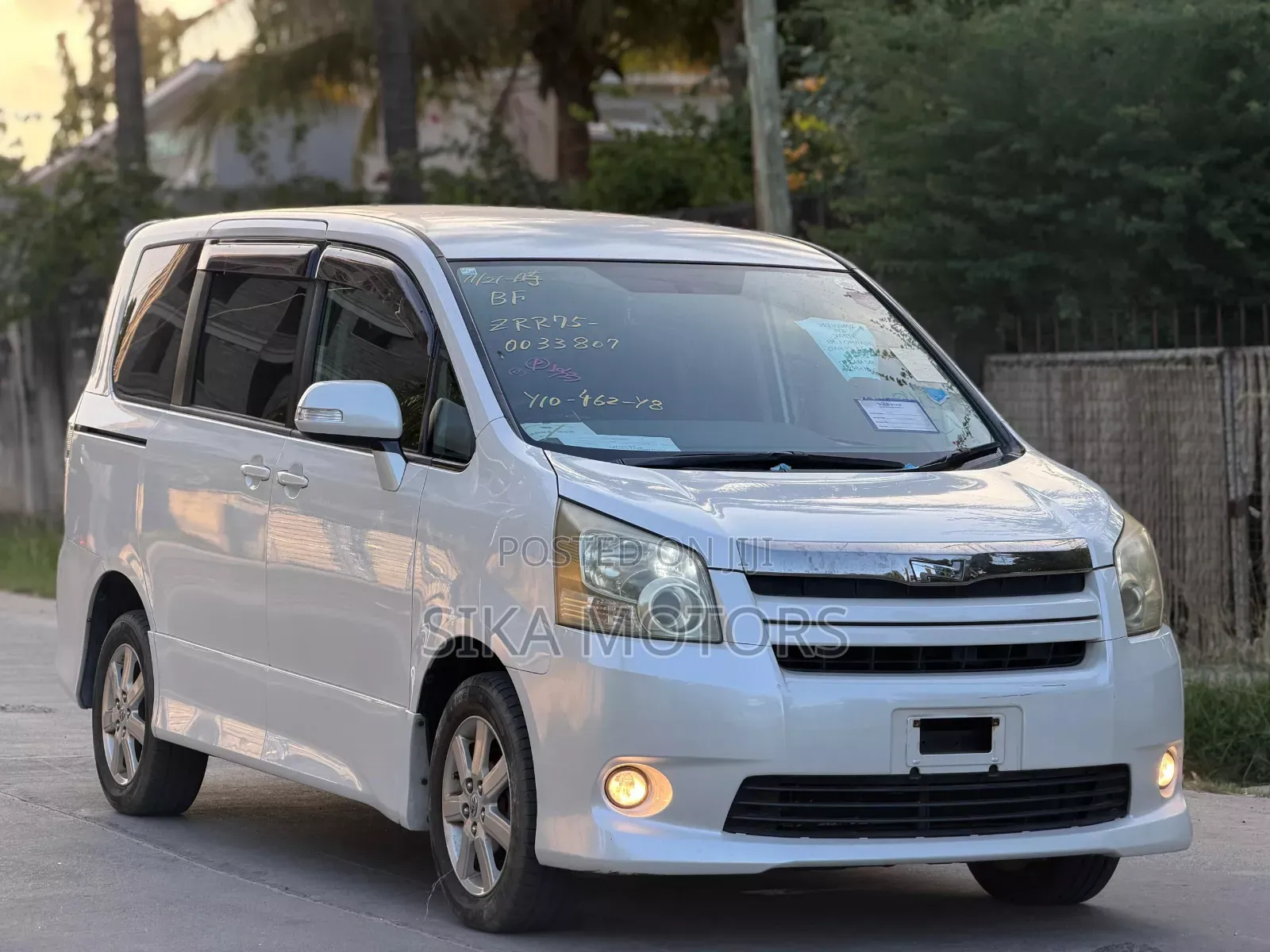 Toyota Noah 2.0 143hp AWD (7 Seater) 2008 White