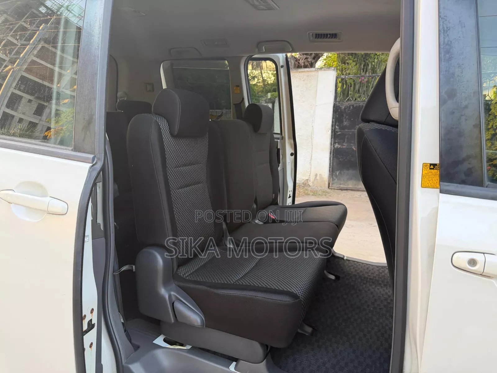 Toyota Noah 2.0 143hp AWD (7 Seater) 2008 White