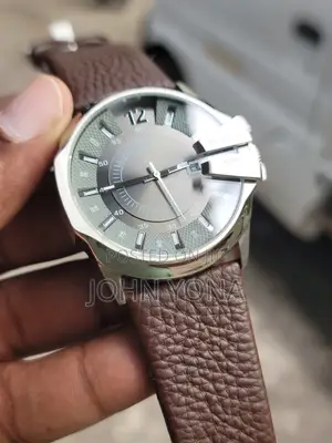 Diesel Master Chief (Dz1206)Watch a Grey Dial and Brown Leather Strap.