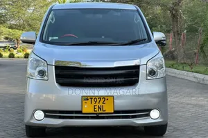 Toyota Noah 2009 Silver