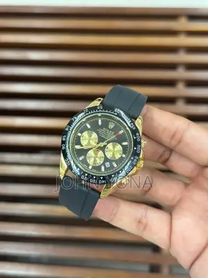 Rolex Cosmograph Daytona Watch With a Black Dial and a Rubber Strap.