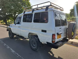 Toyota Land Cruiser 2010 White