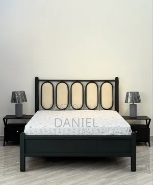 Kitanda Cha Mbao 5 Kwa 6 Imara Sana Rangi Nyeusi Pamoja Na Besides