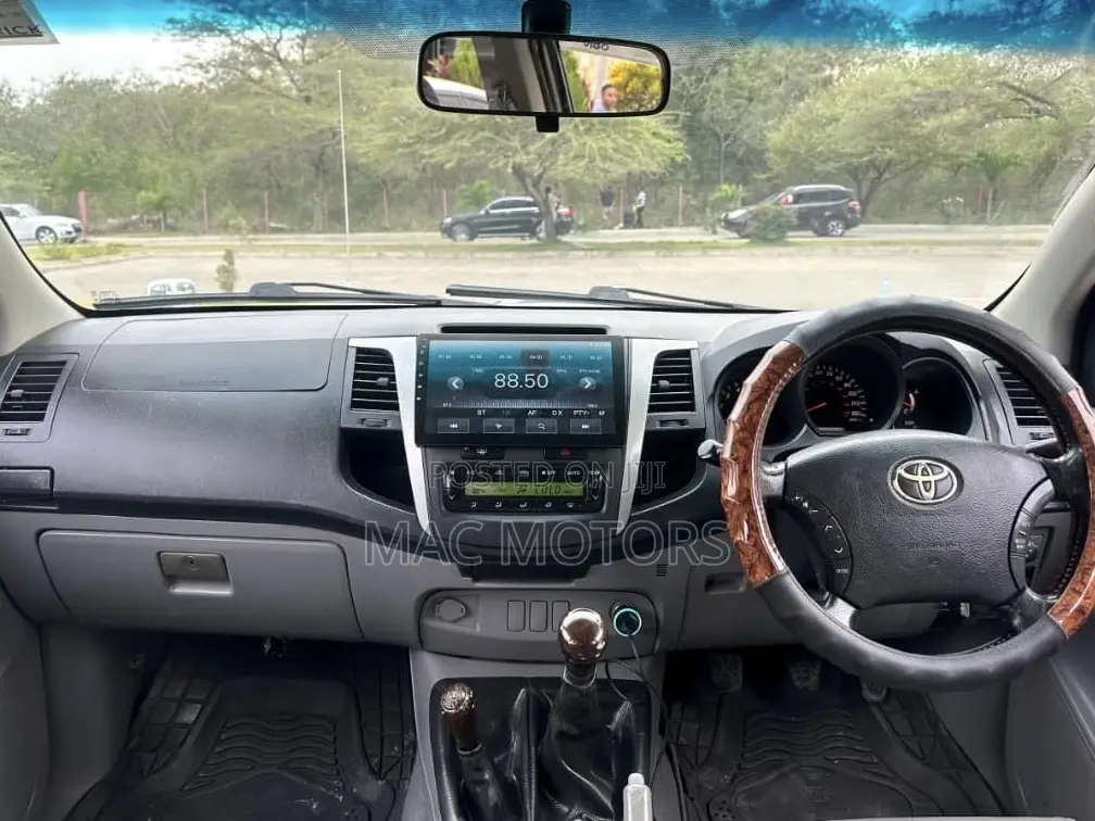 Toyota Hilux 2011 Silver