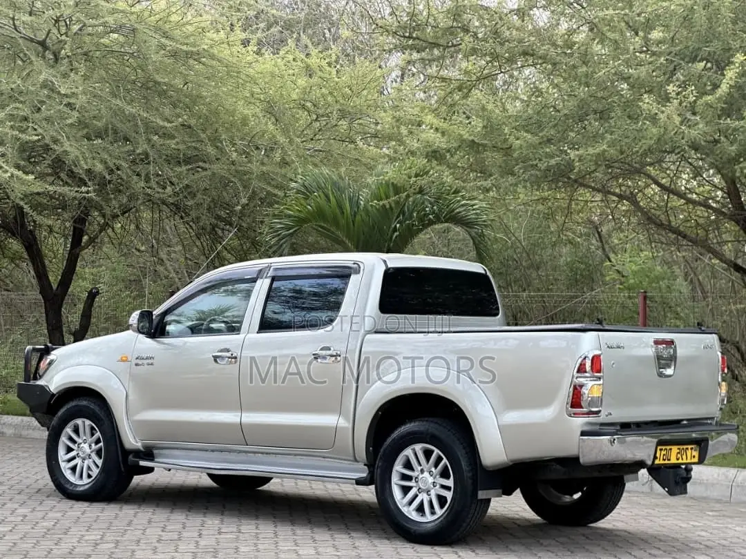 Toyota Hilux 2011 Silver