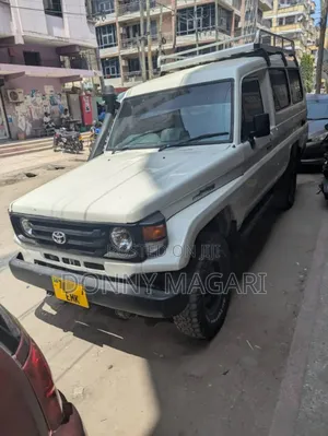 Toyota Land Cruiser 2010 White