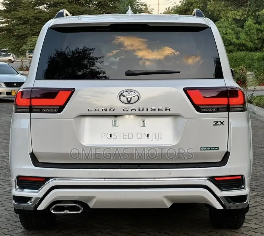 Toyota Land Cruiser LC300 2023 Pearl