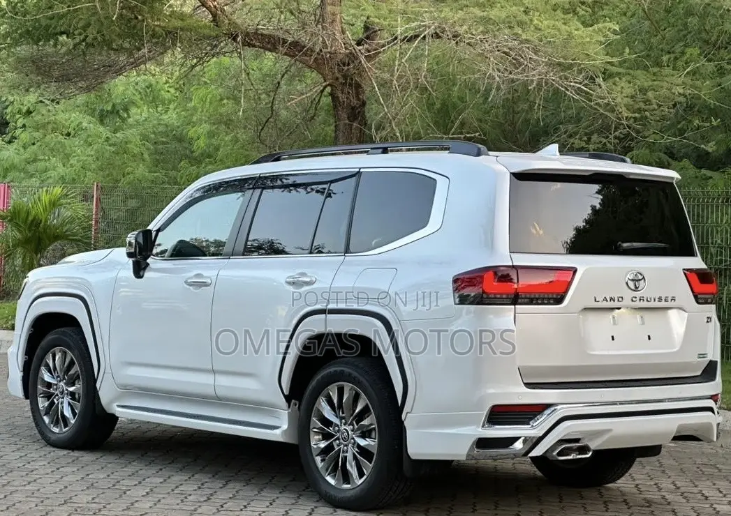 Toyota Land Cruiser LC300 2023 Pearl