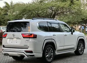 Toyota Land Cruiser LC300 2023 Pearl