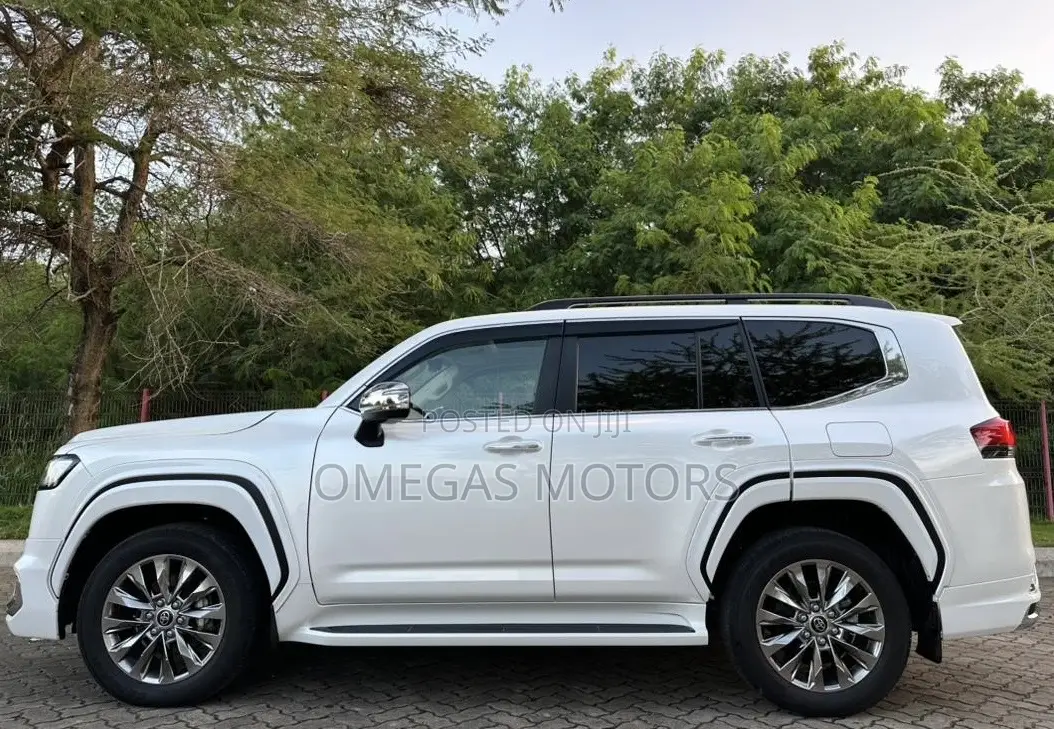 Toyota Land Cruiser LC300 2023 Pearl