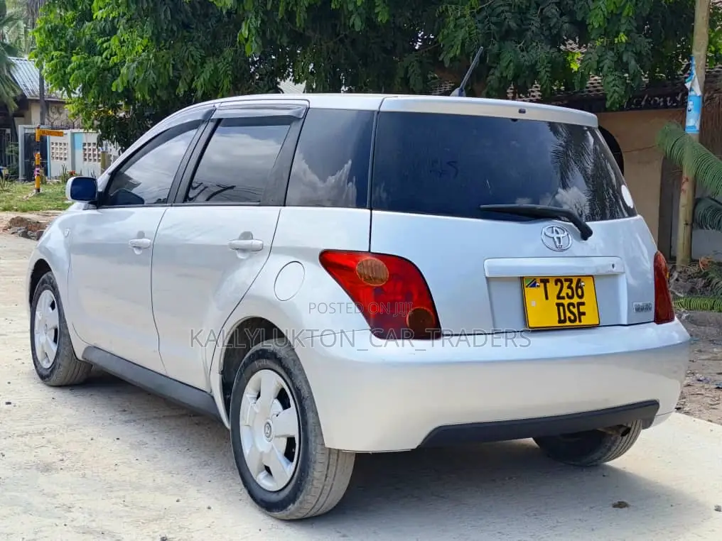 Toyota IST 2003 Silver