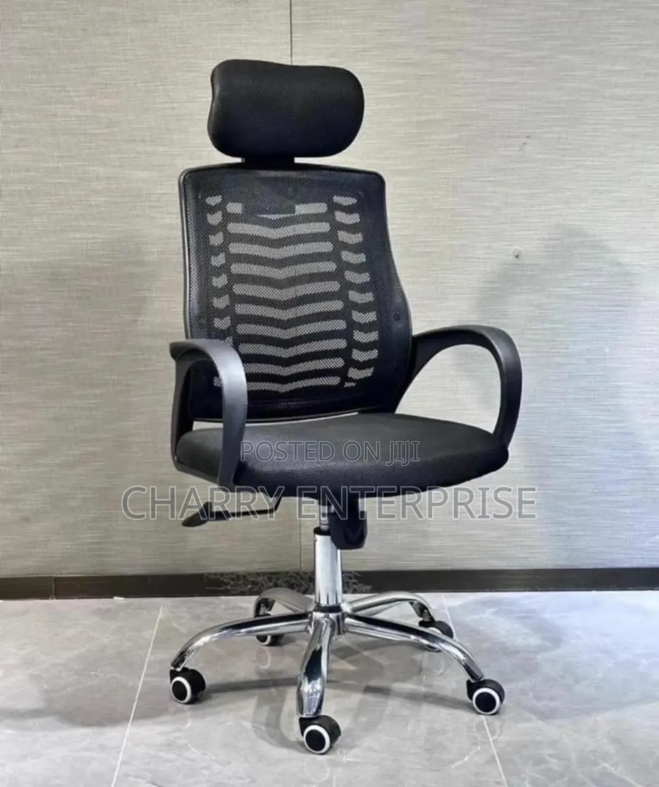 Ergonomic High-Back Mesh Office Chair With an Adjustable Headrest