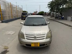Toyota IST 2003 Gold