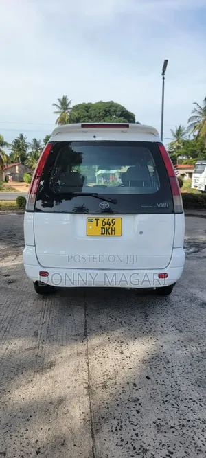 Toyota Noah 2001 White