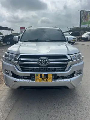 Toyota Land Cruiser 4.6 V8 ZX 2018 Silver