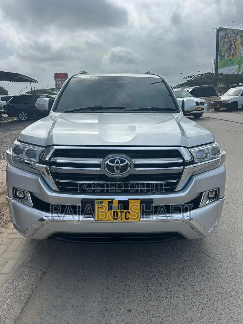 Toyota Land Cruiser 4.6 V8 ZX 2018 Silver