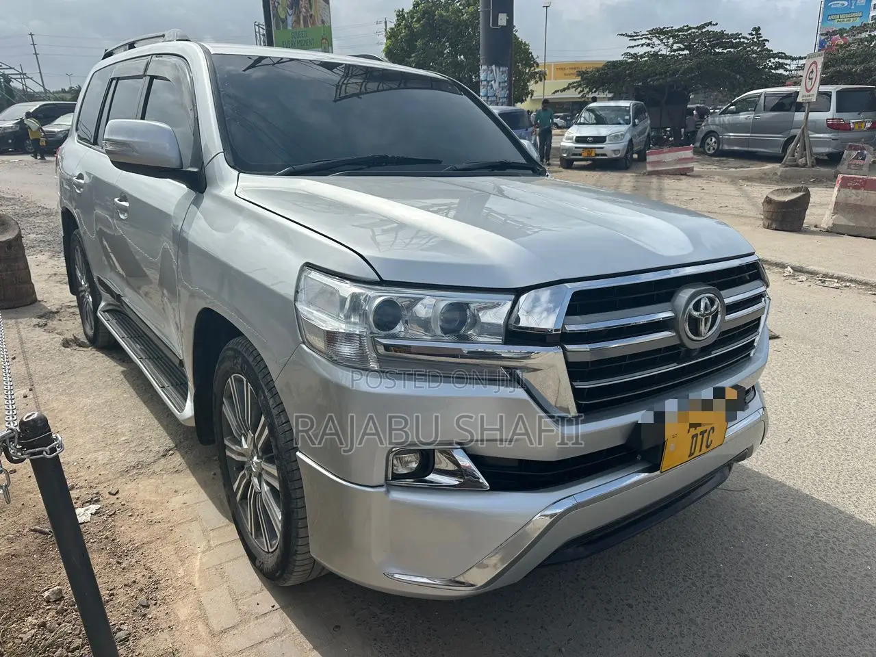 Toyota Land Cruiser 4.6 V8 ZX 2018 Silver