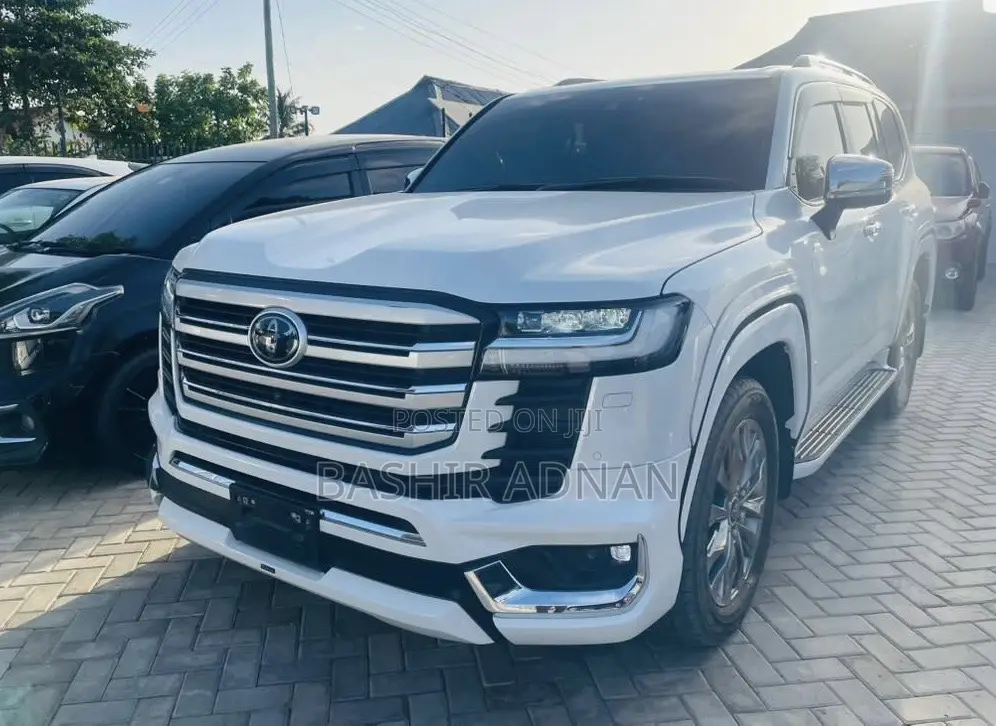 Toyota Land Cruiser LC300 2023 White