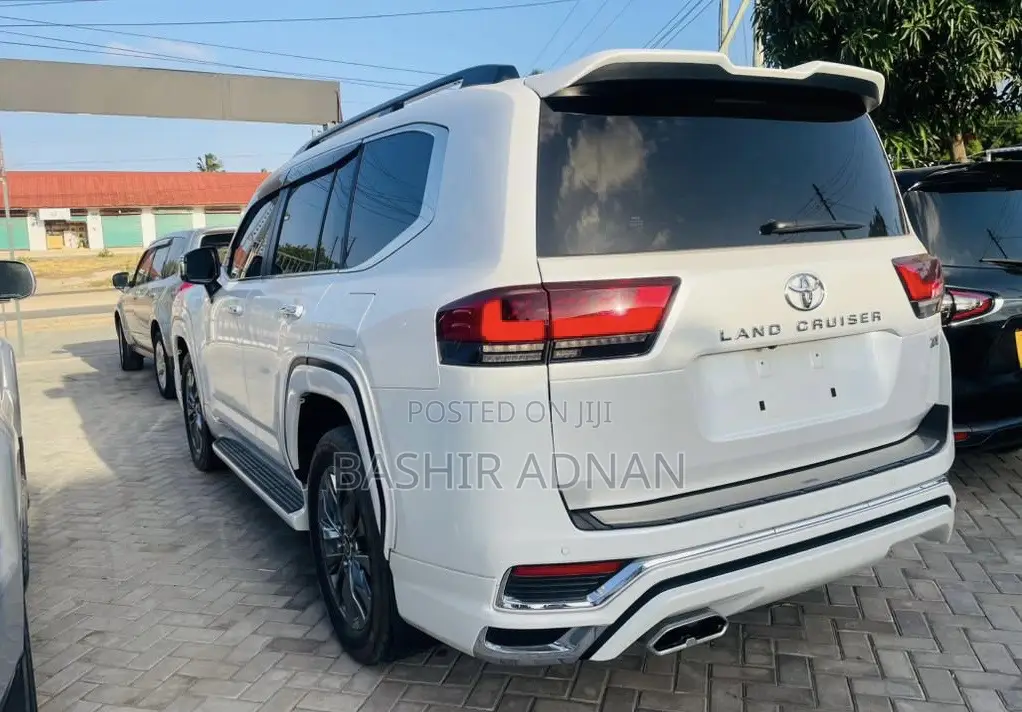 Toyota Land Cruiser LC300 2023 White