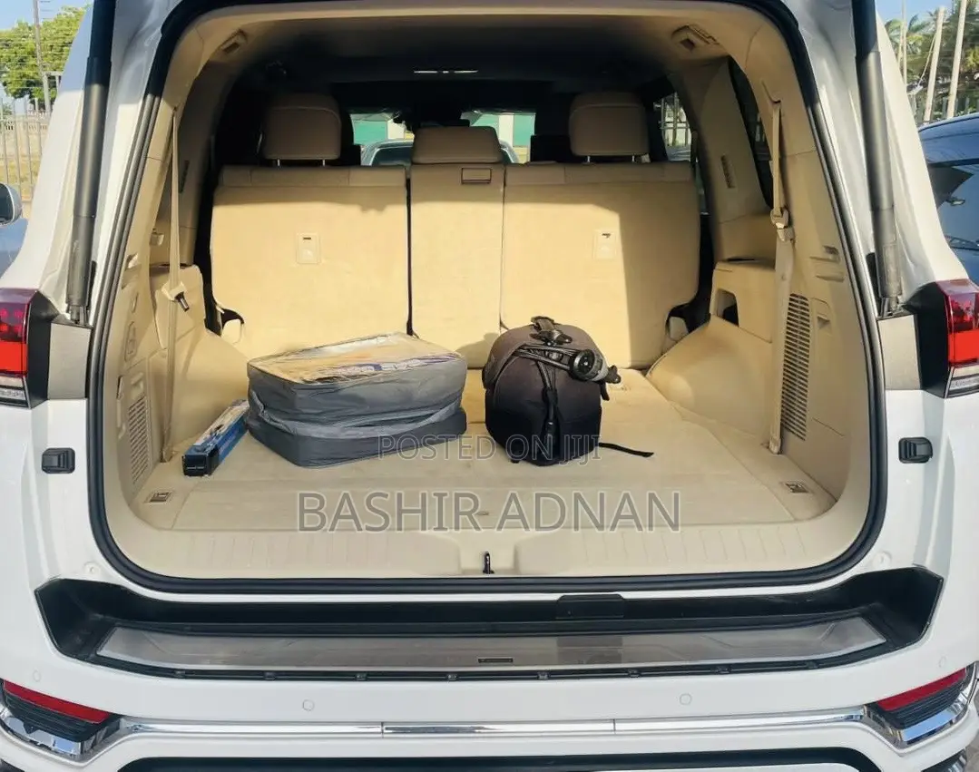 Toyota Land Cruiser LC300 2023 White