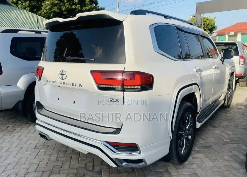 Toyota Land Cruiser LC300 2023 White