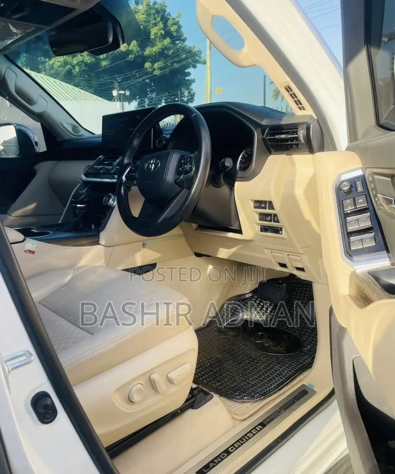 Toyota Land Cruiser LC300 2023 White