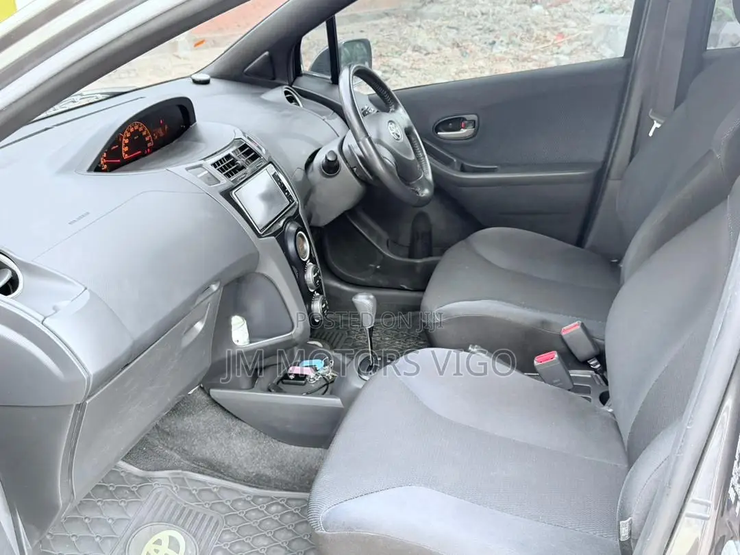 Toyota Vitz 2009 Gray