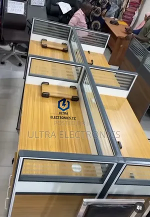 Four-Person Office Workstation With Wooden Desktops Enhance Privacy