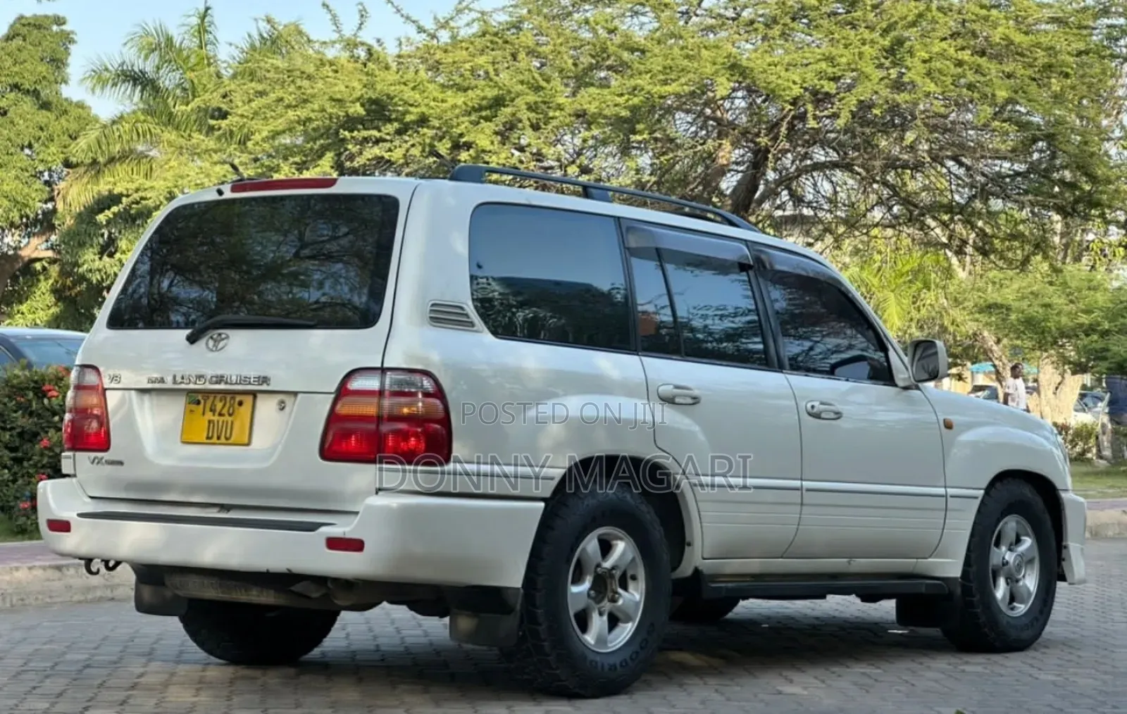 Toyota Land Cruiser 2000 White