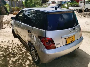 Toyota IST 2004 Silver