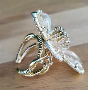 Flower Crystal Ring in a Golden-Tone Metal
