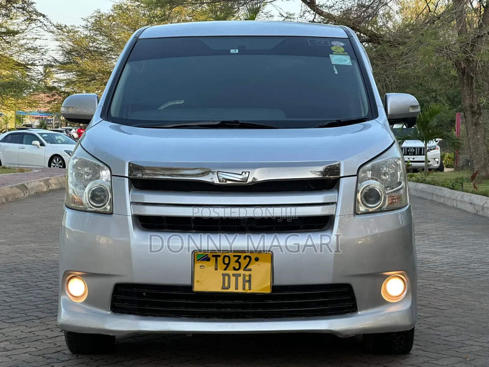 Toyota Noah 2.0 143hp AWD (7 Seater) 2008 Silver