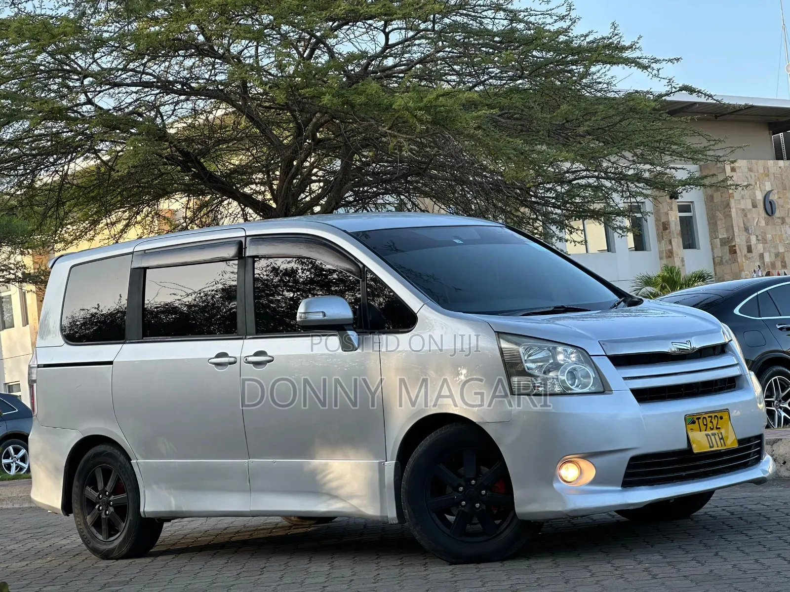 Toyota Noah 2.0 143hp AWD (7 Seater) 2008 Silver