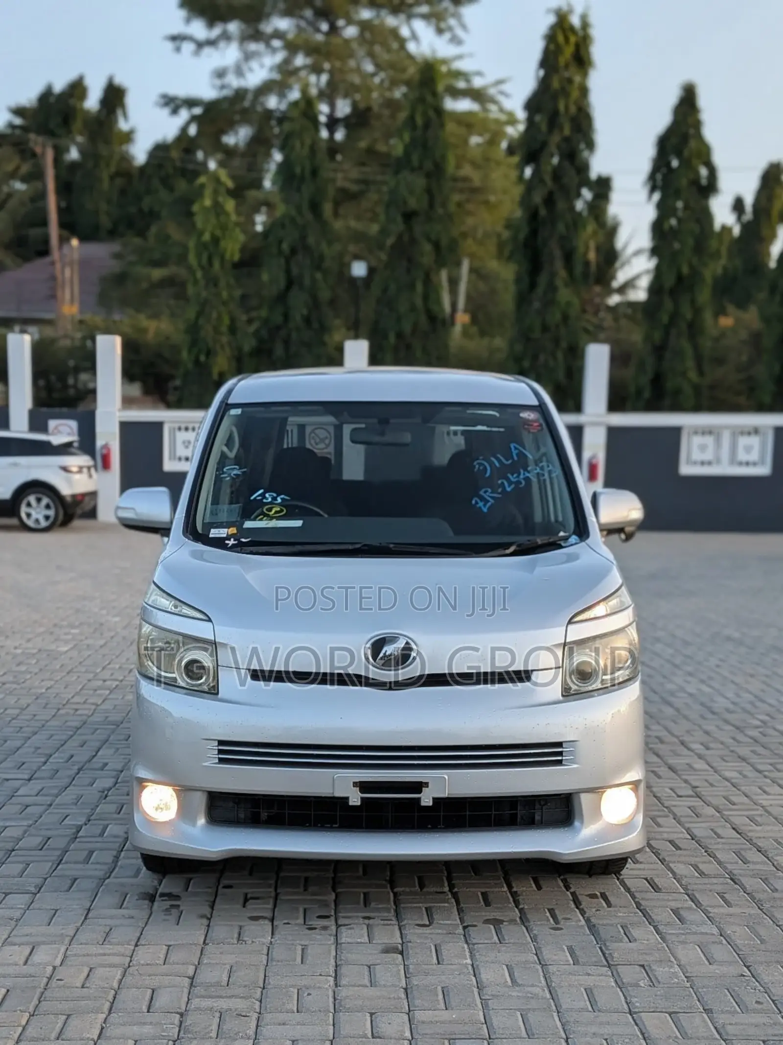 Toyota Voxy 2009 Silver