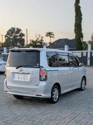 Toyota Voxy 2009 Silver