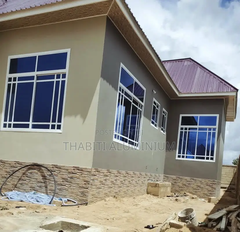 Fundi Mzoefu Wa Aluminium and PVC