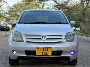 Toyota IST 2004 Silver