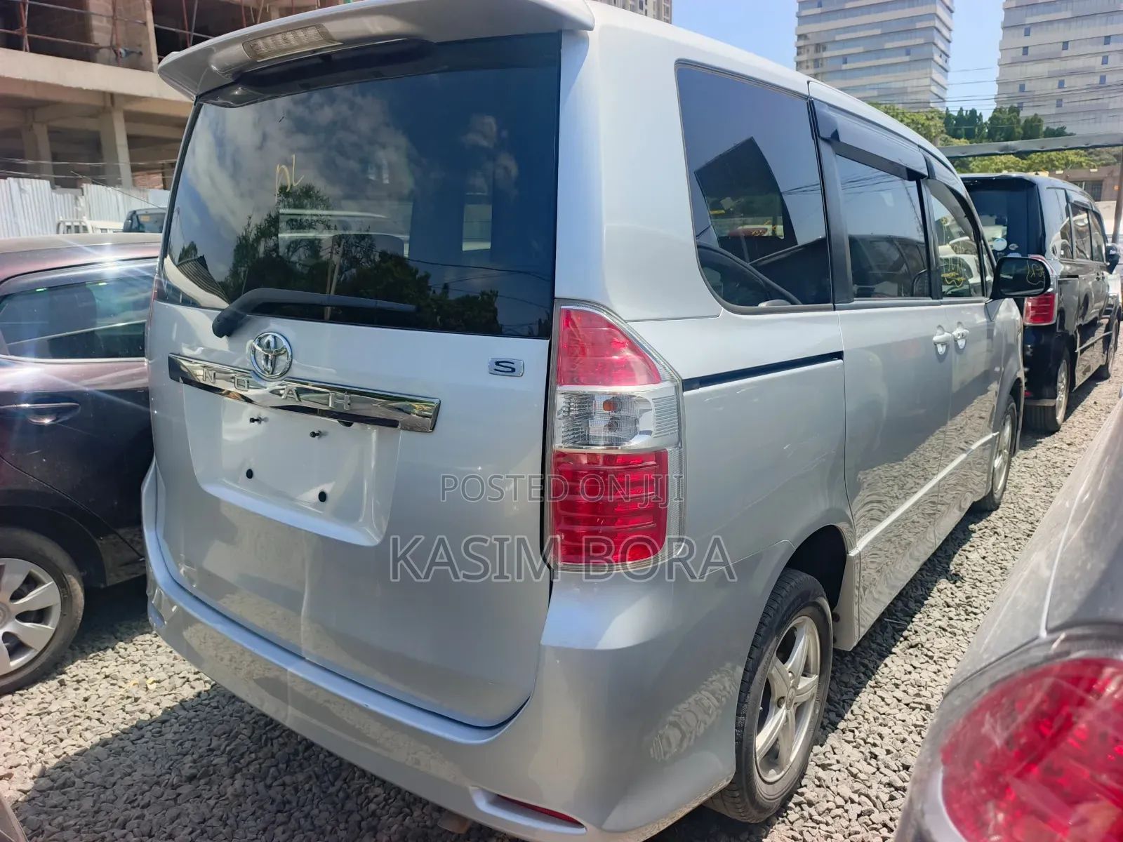 Toyota Noah 2.0 143hp AWD (7 Seater) 2008 Silver