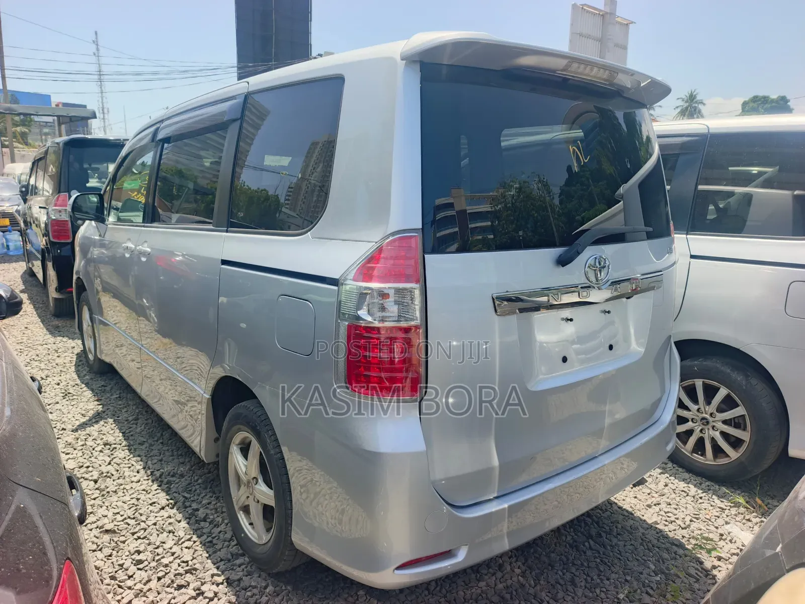Toyota Noah 2.0 143hp AWD (7 Seater) 2008 Silver