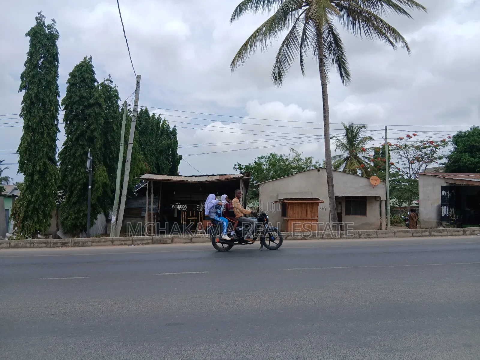 Kiwanja Kinauzwa Madale Kinatazama Barabara Ya Rami